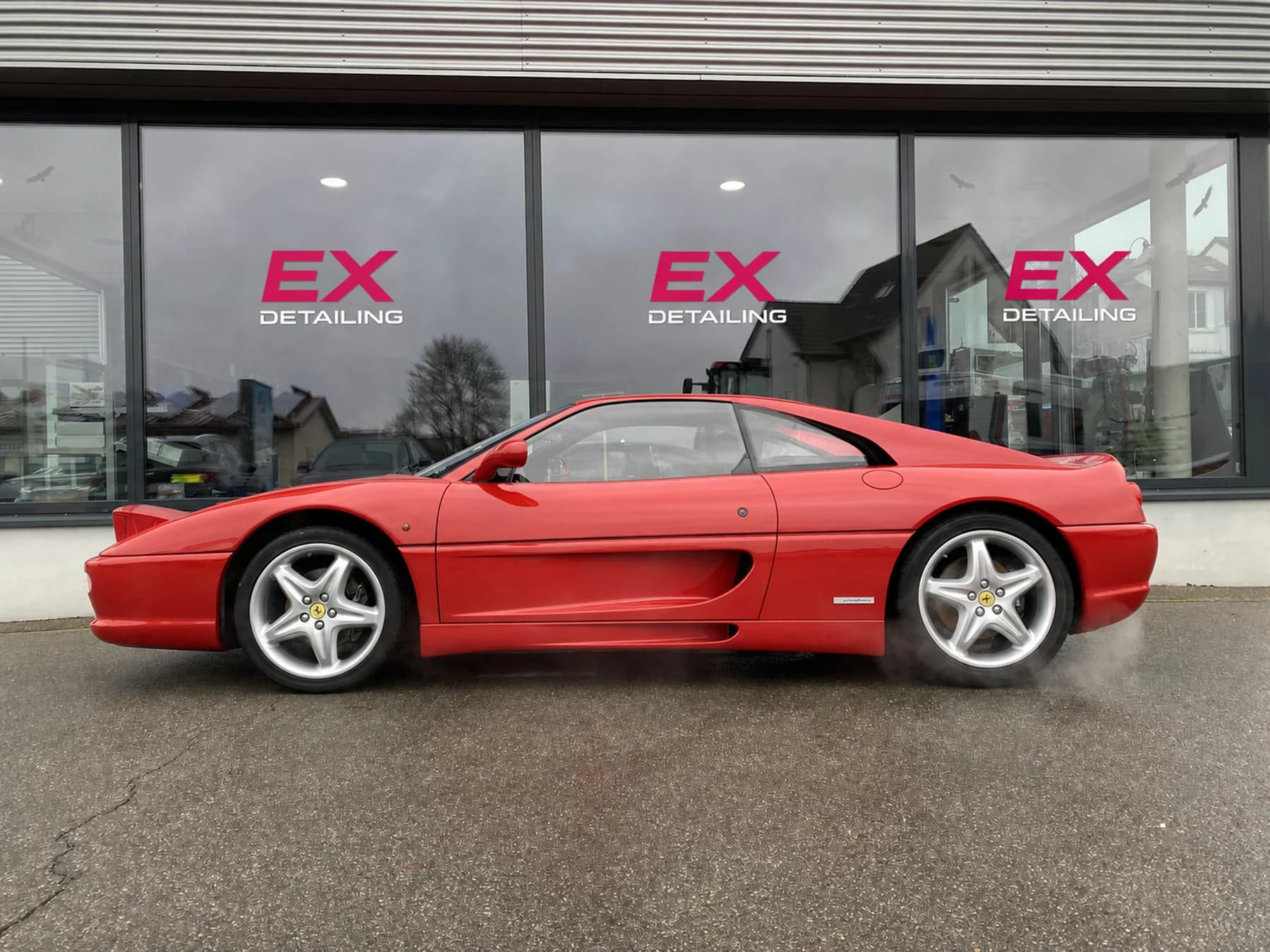 Roter Ferrari 348 in der Fahrzeuggalerie von EX Detailing