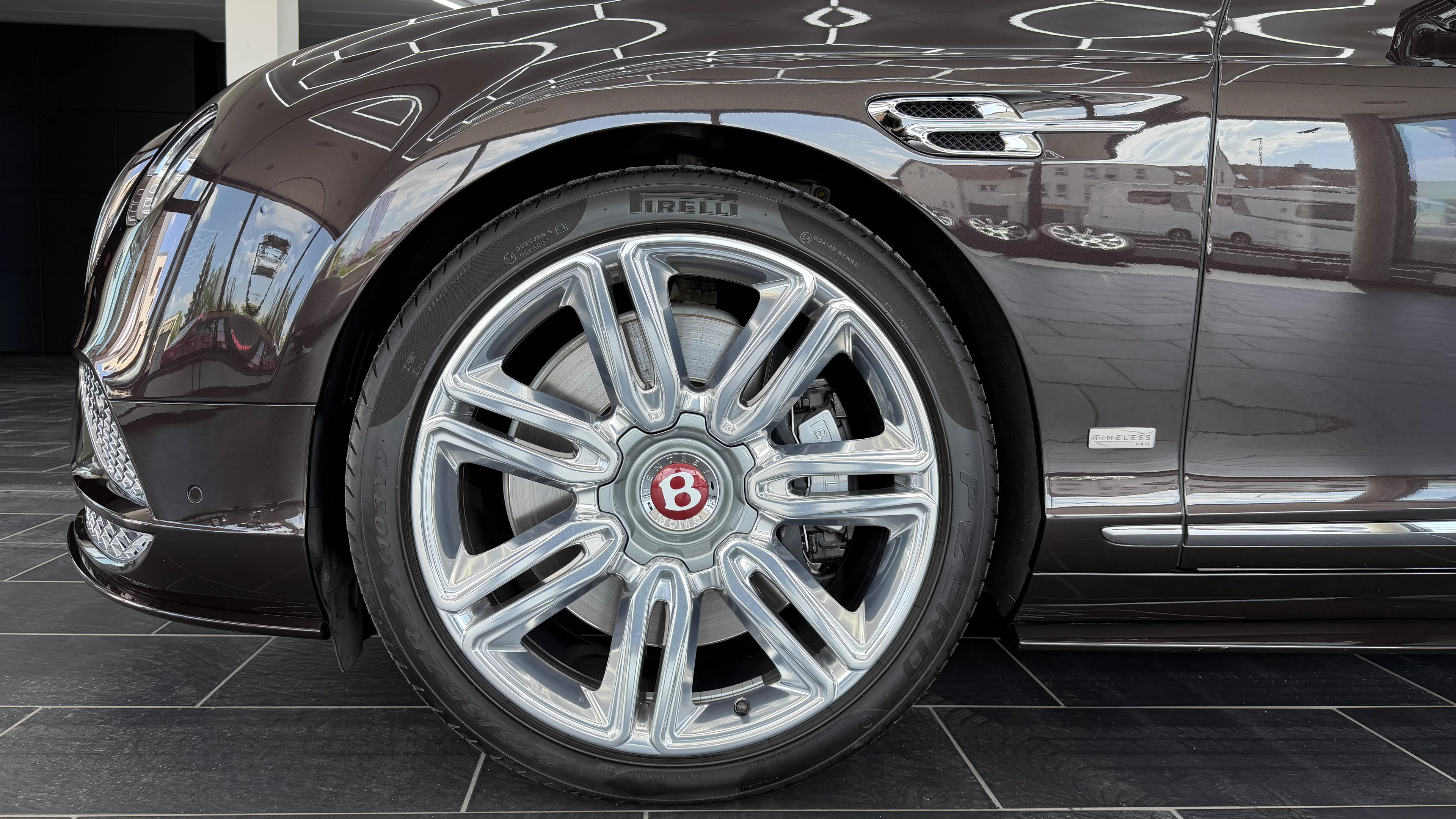 Geschützte Lack- und Felgenoberflächen an einem Bentley